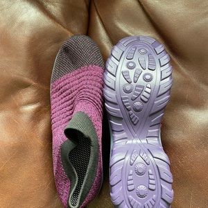 Stretchy comfy workout/walking shoes. Size 6 1/2, too big for me. Never worn!!